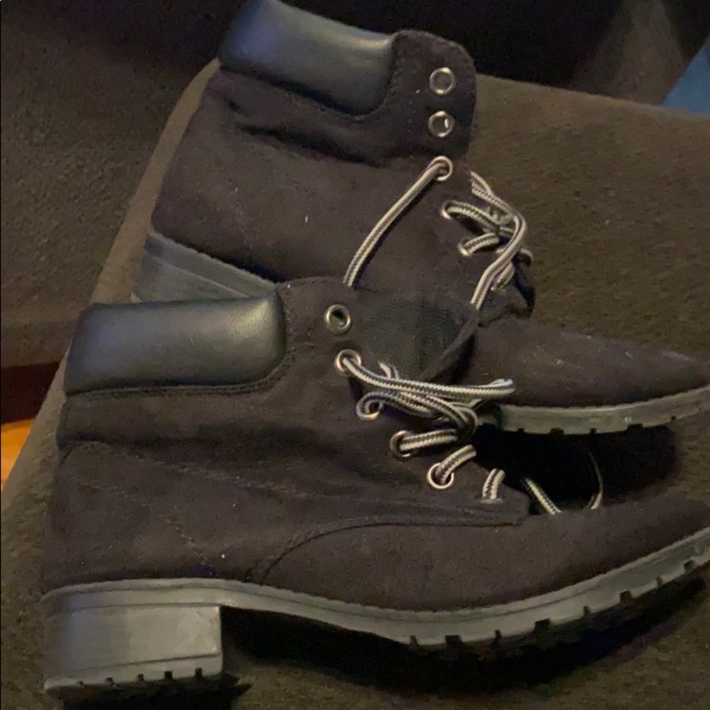 Black ankle soft boots.